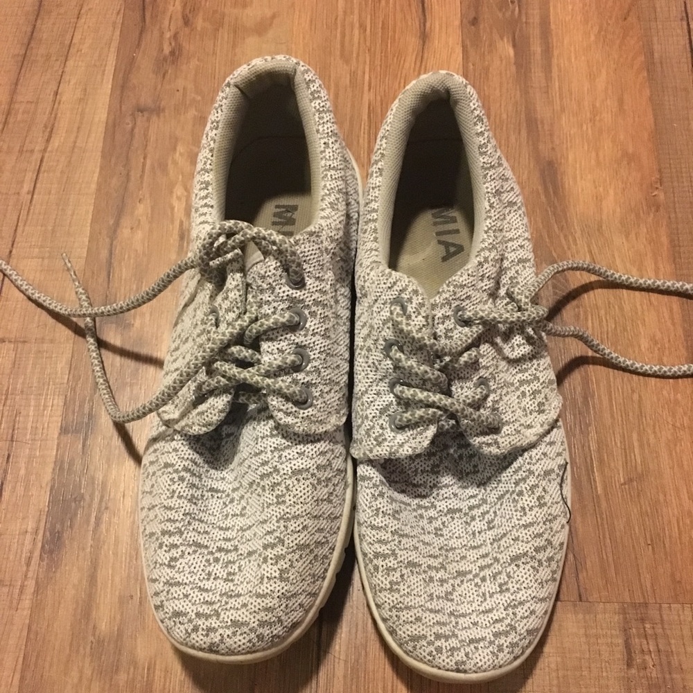 Mia Sneakers